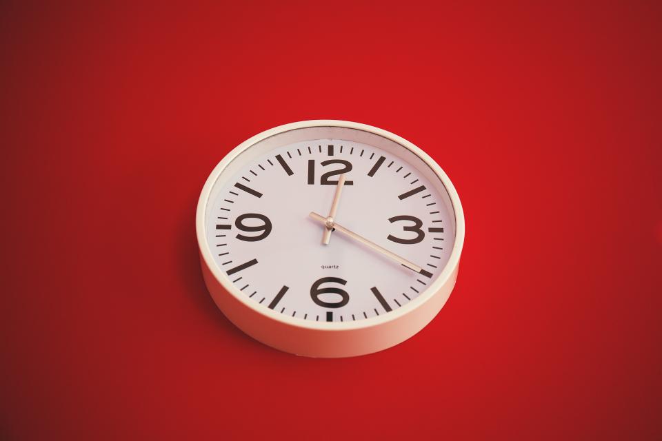 A red wall clock, illustrating the time it takes to see results from a dynamic pricing test