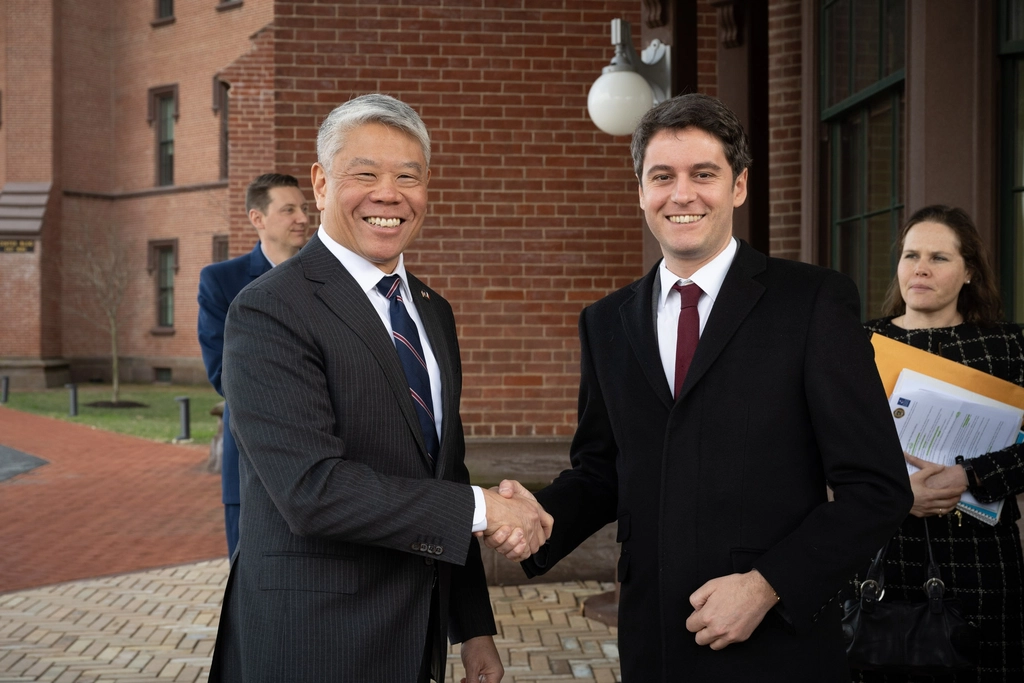 Two people shaking hands during a business meeting, representing a human support handoff